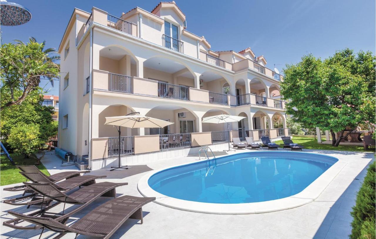 Lovely Apartment In Kastel Stafilic With Jacuzzi Каштела Екстер'єр фото