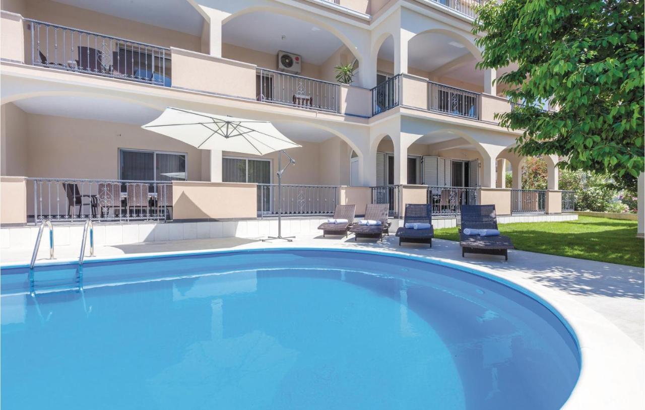 Lovely Apartment In Kastel Stafilic With Jacuzzi Каштела Екстер'єр фото