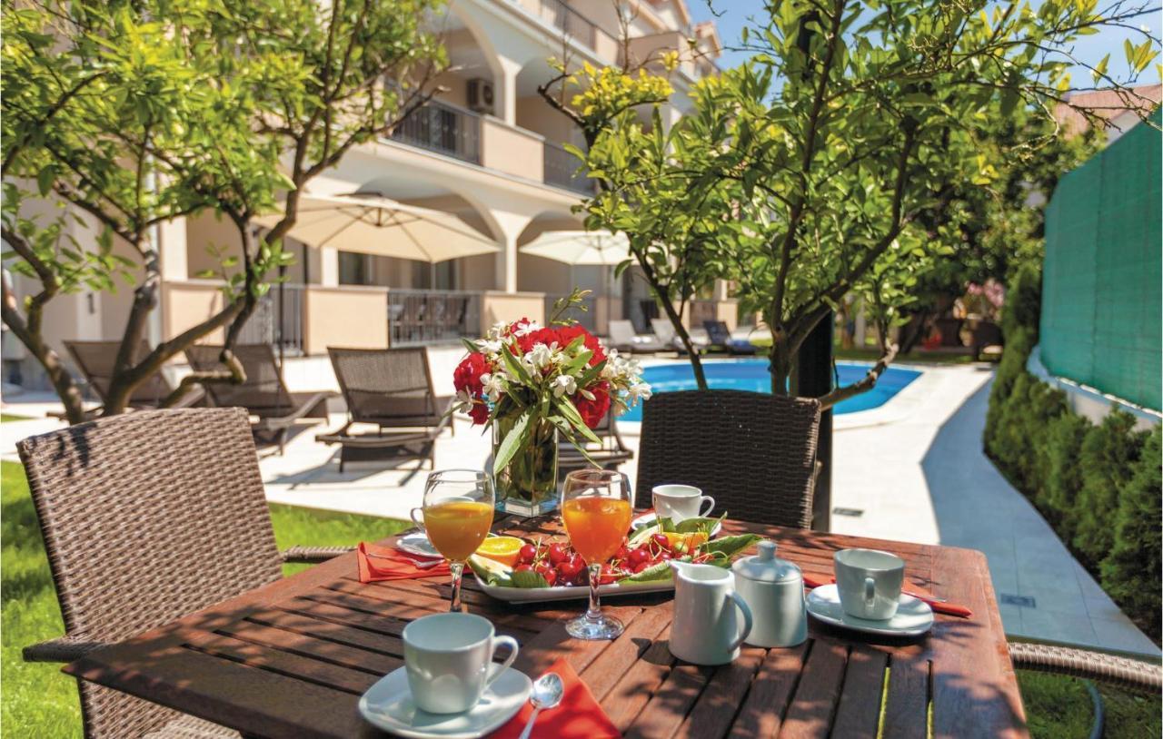 Lovely Apartment In Kastel Stafilic With Jacuzzi Каштела Екстер'єр фото