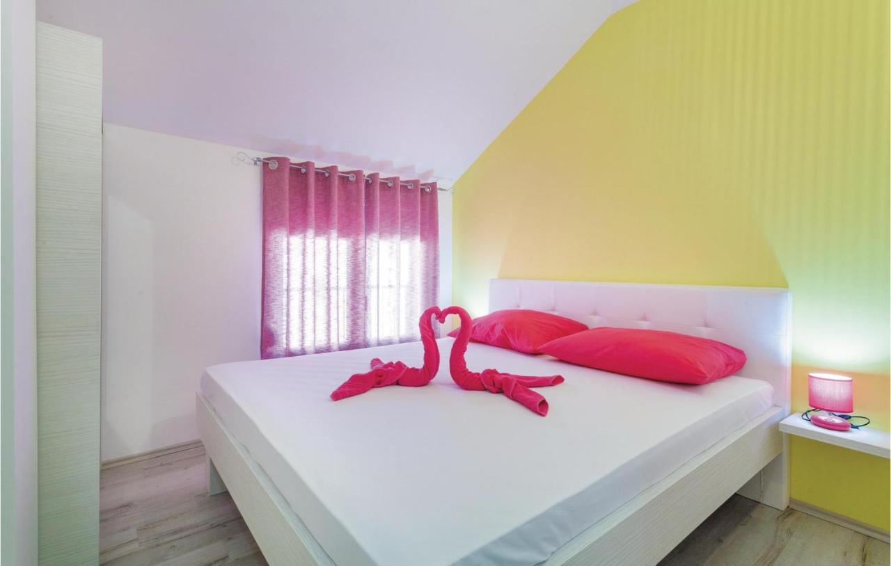 Lovely Apartment In Kastel Stafilic With Jacuzzi Каштела Екстер'єр фото