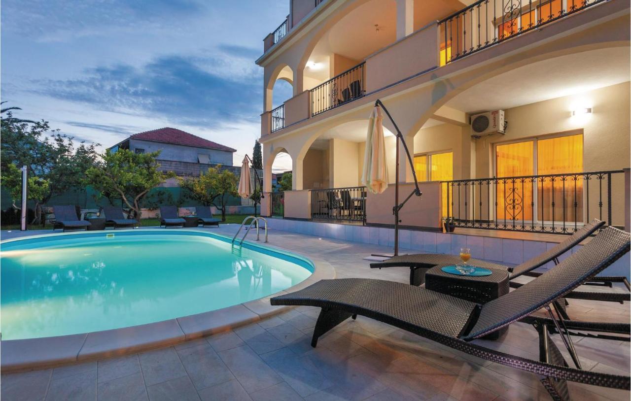 Lovely Apartment In Kastel Stafilic With Jacuzzi Каштела Екстер'єр фото