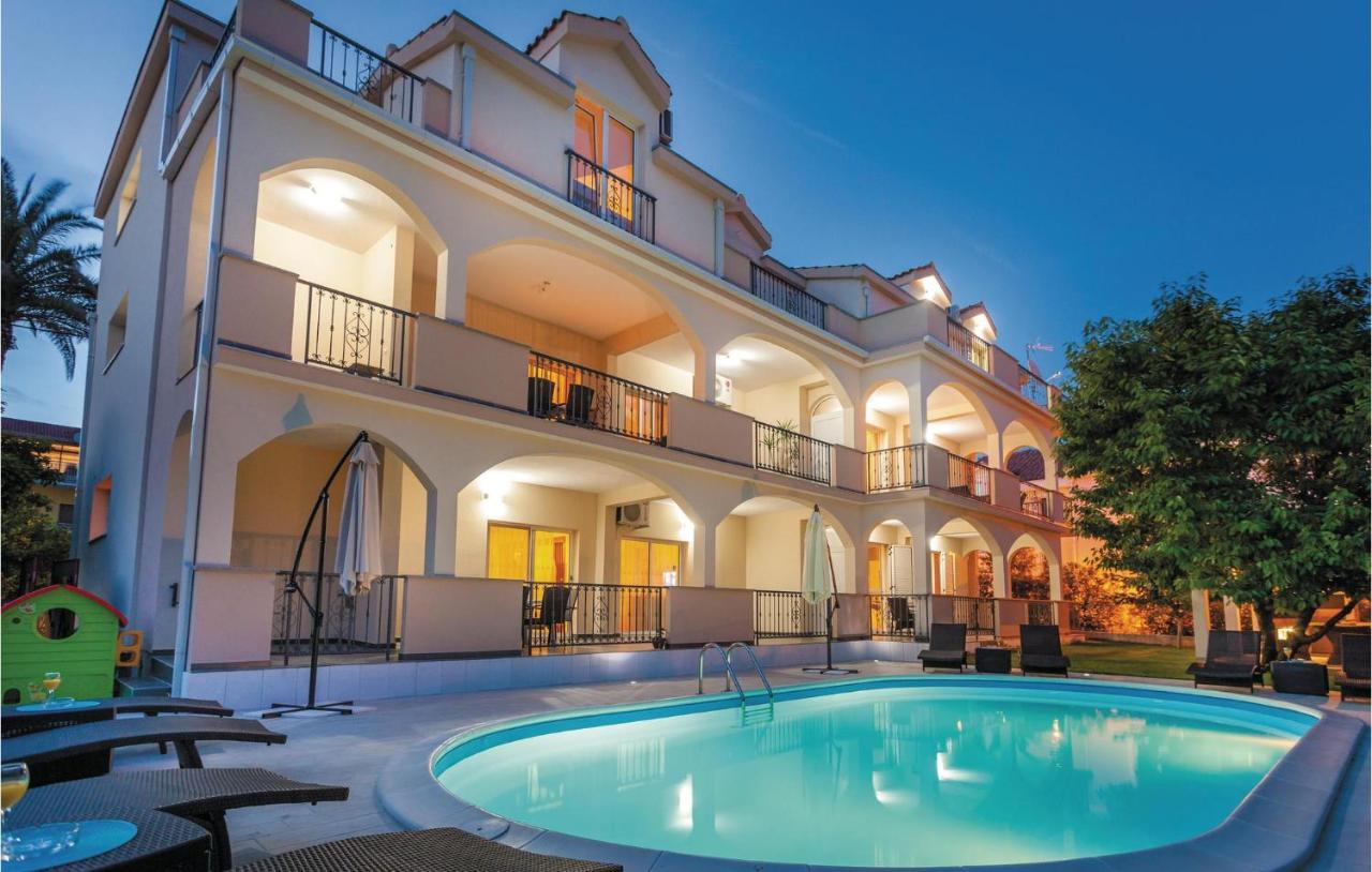 Lovely Apartment In Kastel Stafilic With Jacuzzi Каштела Екстер'єр фото