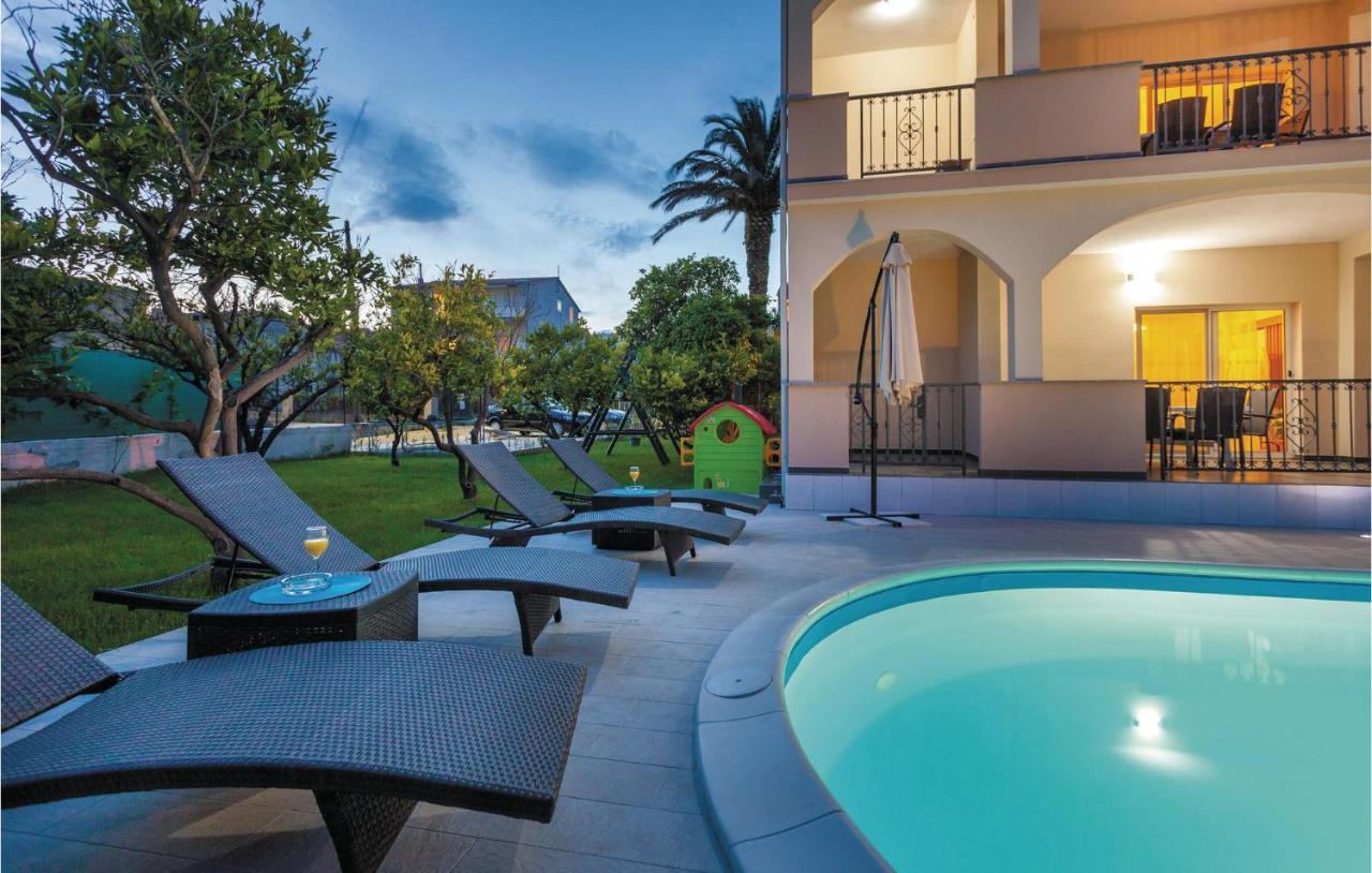 Lovely Apartment In Kastel Stafilic With Jacuzzi Каштела Екстер'єр фото