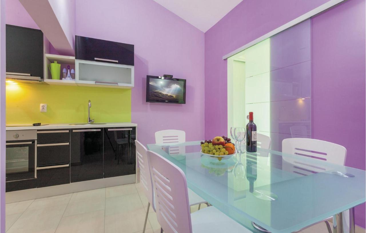Lovely Apartment In Kastel Stafilic With Jacuzzi Каштела Екстер'єр фото