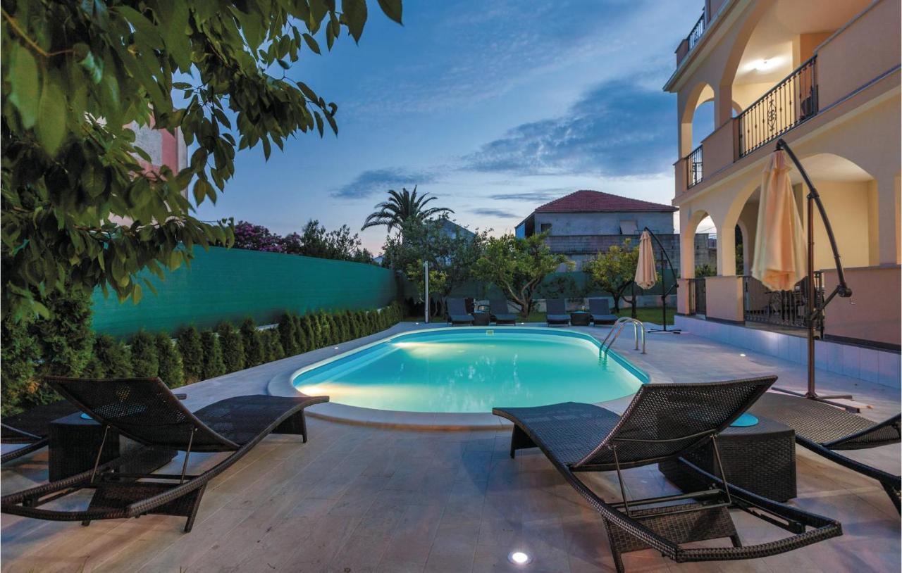 Lovely Apartment In Kastel Stafilic With Jacuzzi Каштела Екстер'єр фото