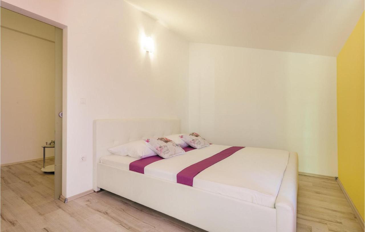 Lovely Apartment In Kastel Stafilic With Jacuzzi Каштела Екстер'єр фото