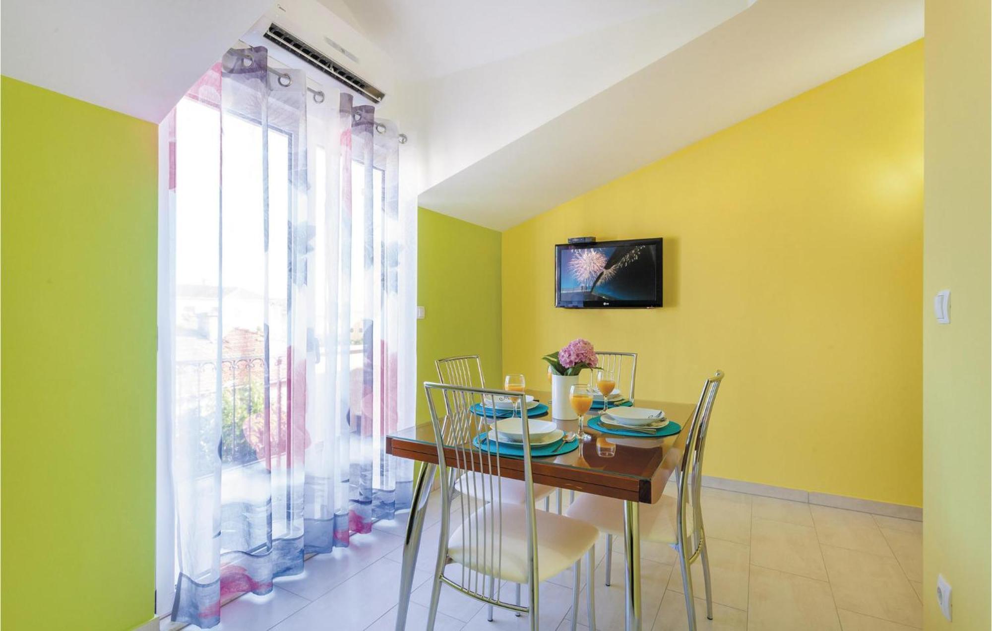 Lovely Apartment In Kastel Stafilic With Jacuzzi Каштела Екстер'єр фото