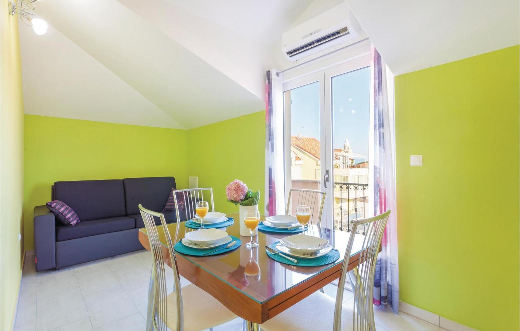 Lovely Apartment In Kastel Stafilic With Jacuzzi Каштела Екстер'єр фото