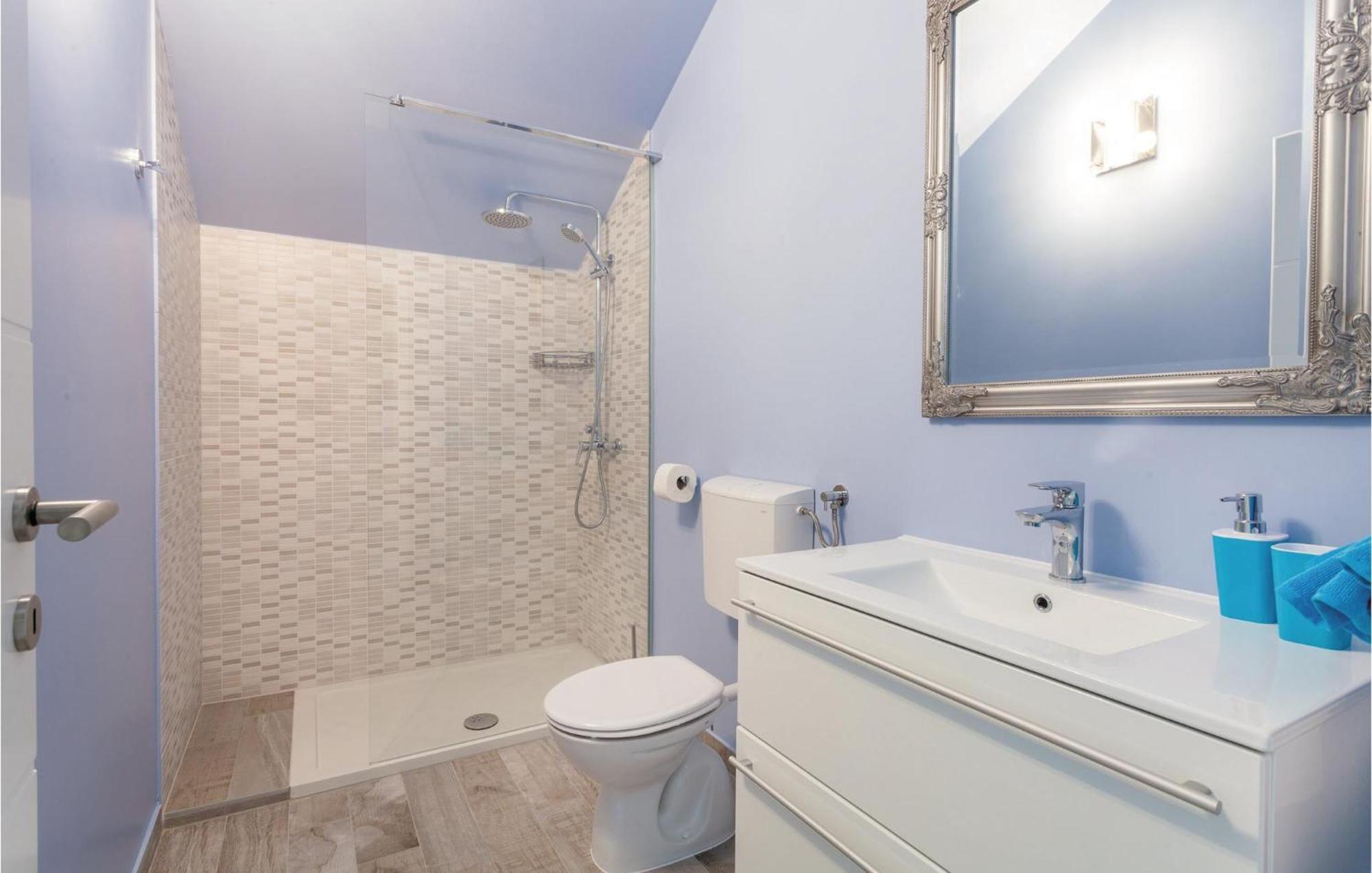 Lovely Apartment In Kastel Stafilic With Jacuzzi Каштела Екстер'єр фото